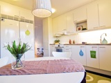 ett kök med vitvaror och belysning, bilden representerar hushållsel